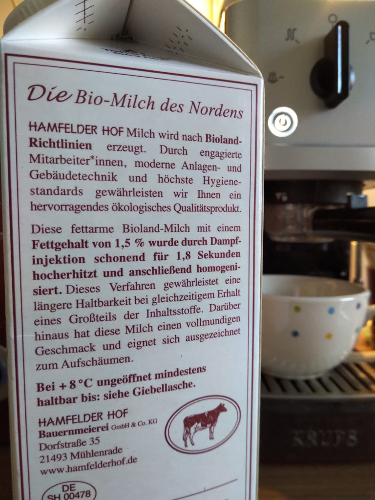 Milchtüte mit Text, in dem mit Stern gegendert wird (Mitarbeiter*innen). 